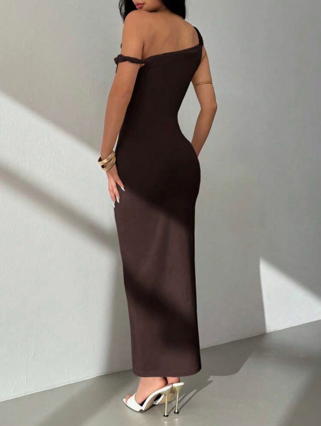 Vestido Maxi Entallado Marrón Chocolate – Escote Asimétrico Ajustable