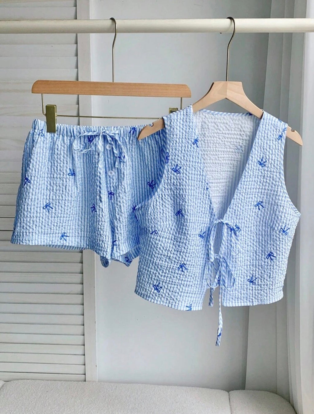 Conjunto Casual Coquette de Dos Piezas – Chaleco con Lazos y Shorts Listados