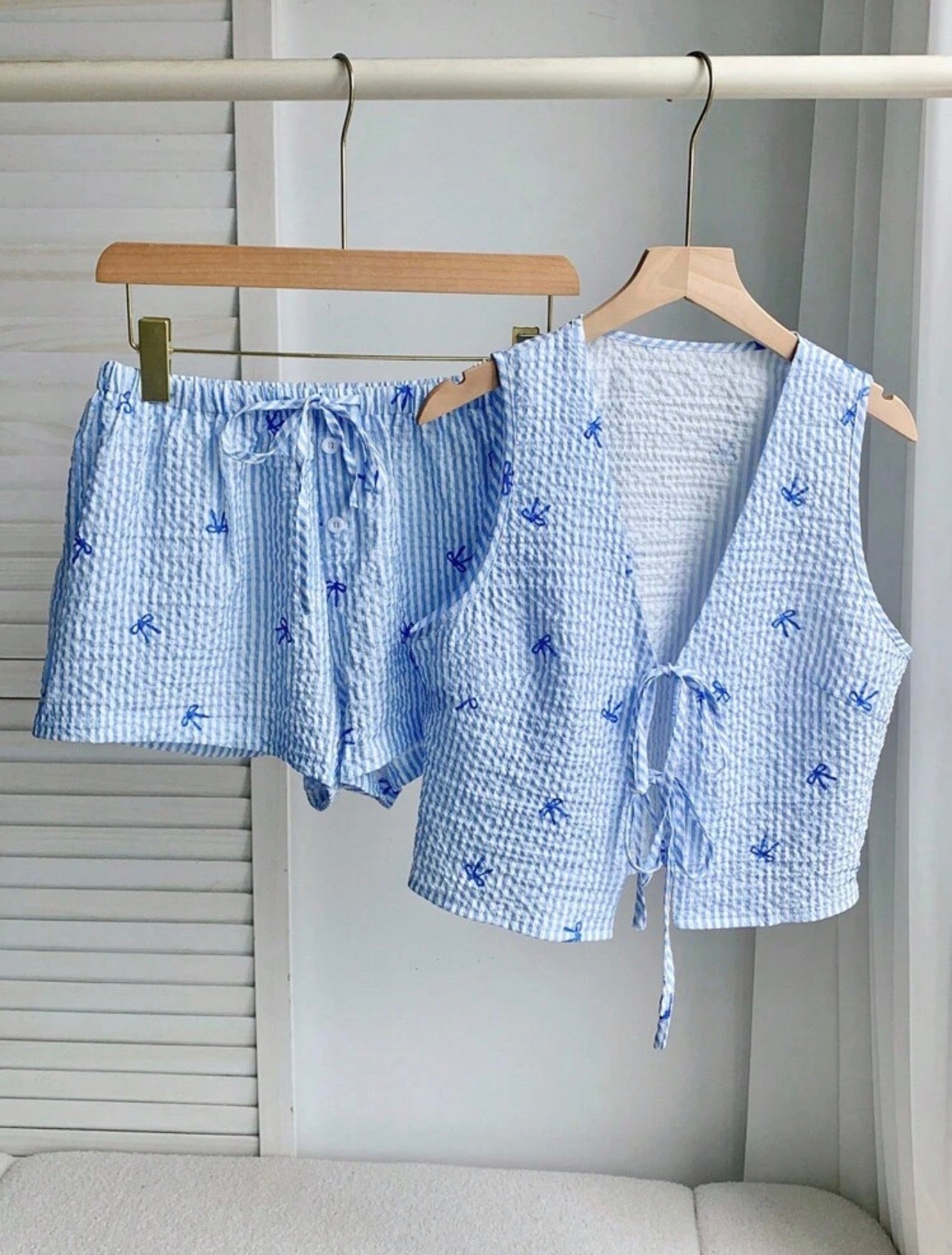 Conjunto Casual Coquette de Dos Piezas – Chaleco con Lazos y Shorts Listados