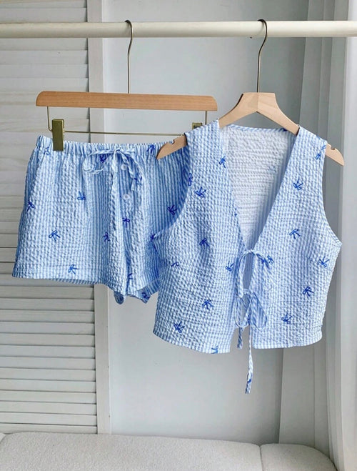Conjunto Casual Coquette de Dos Piezas – Chaleco con Lazos y Shorts Listados