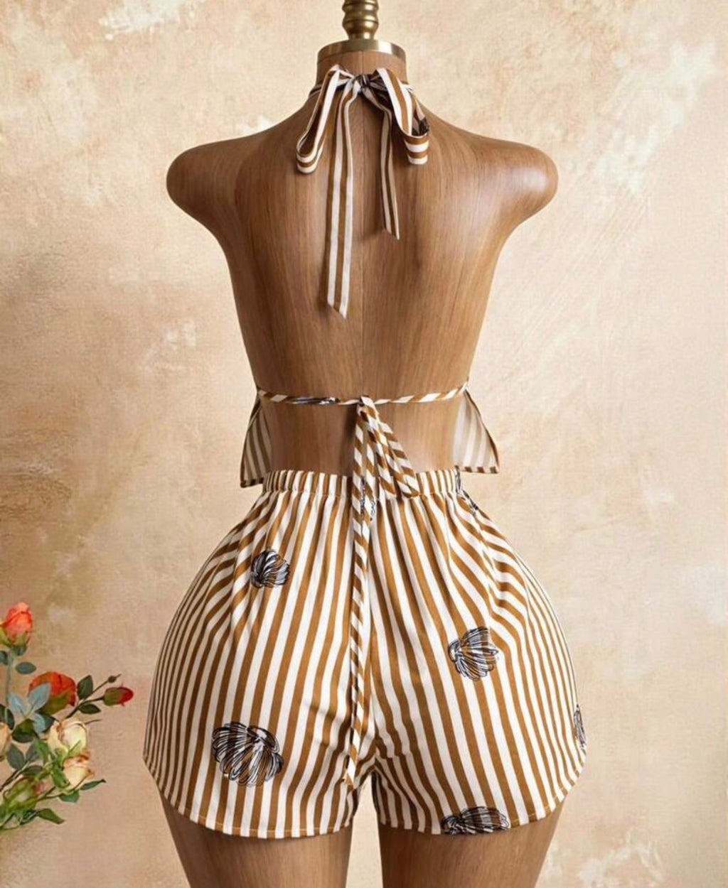 Conjunto Bahía Náutica – Top Halter Escotado y Shorts a Rayas con Conchas