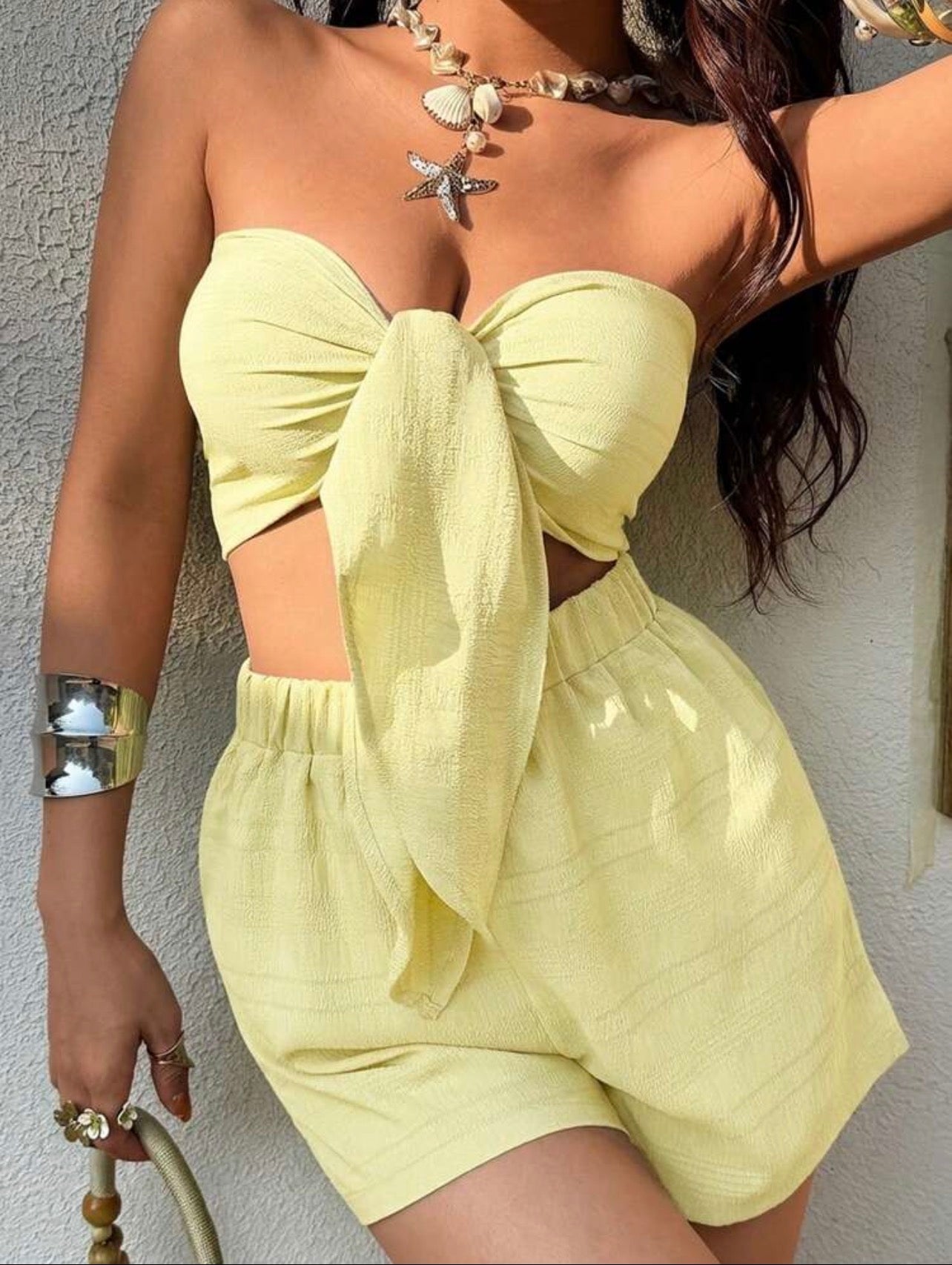 Conjunto de Dos Piezas "Aura de Verano" – Top Strapless con Lazo y Shorts de Cintura Alta