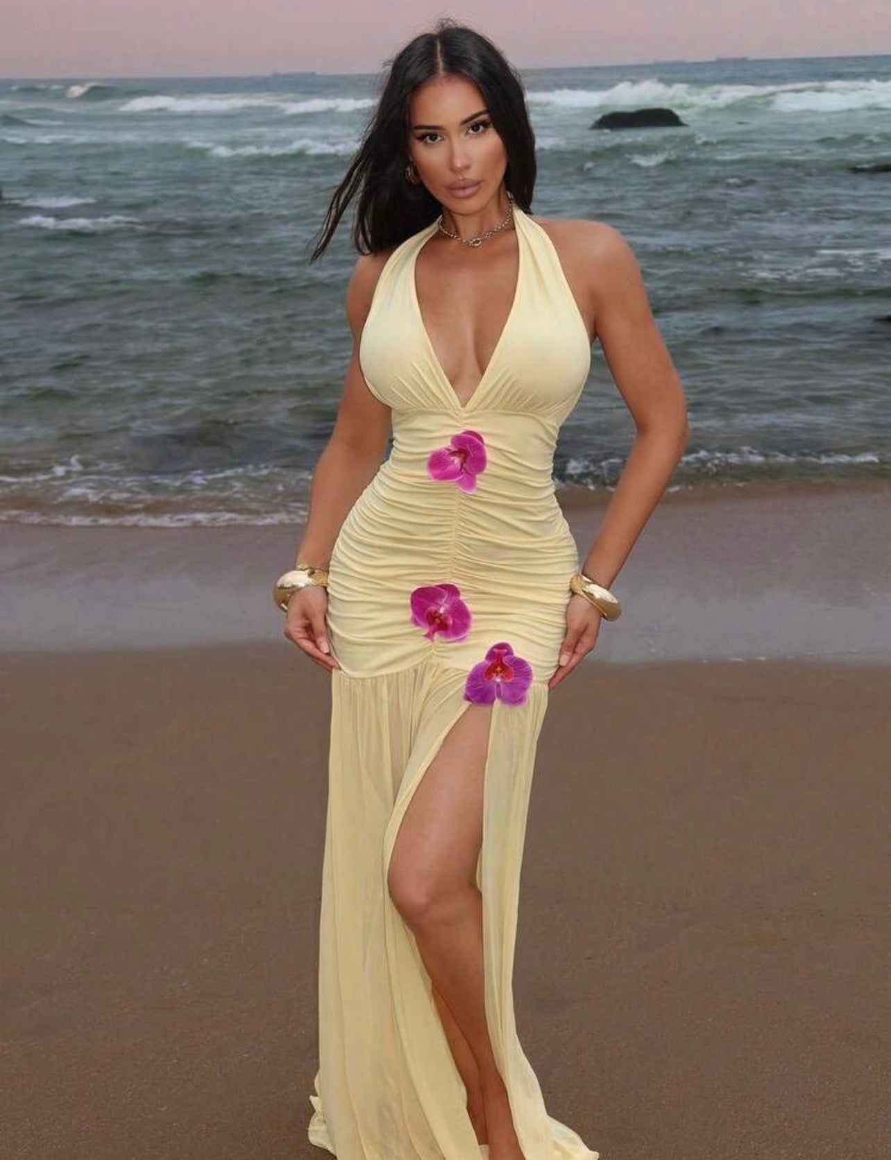 Vestido Maxi Tropicalia – Halter Drapeado con Flores 3D y Tajo Profundo