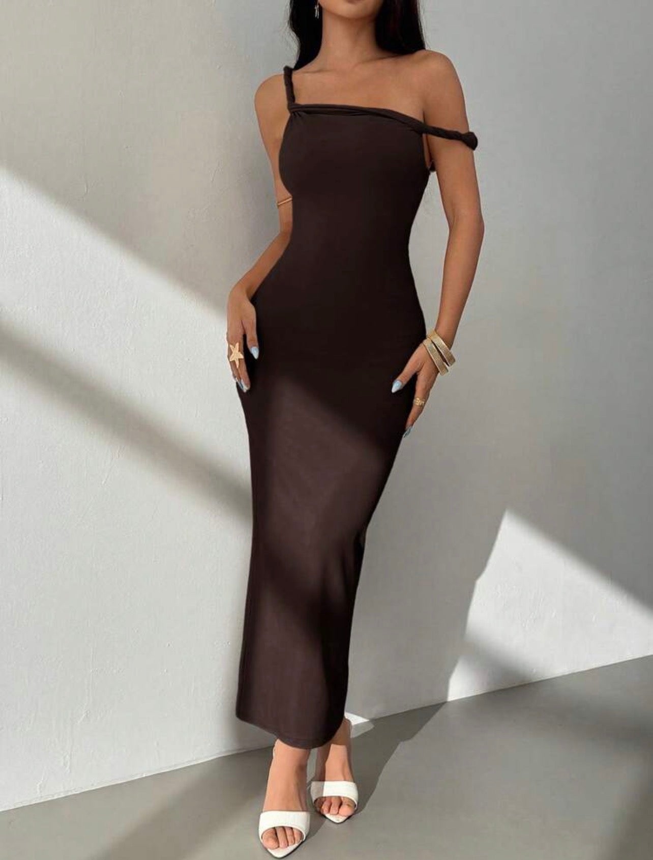 Vestido Maxi Entallado Marrón Chocolate – Escote Asimétrico Ajustable