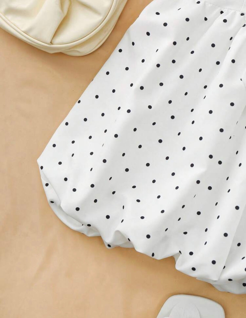 Vestido Mini Halter Retro: Estampado de Lunares y Falda Globo con Lazo