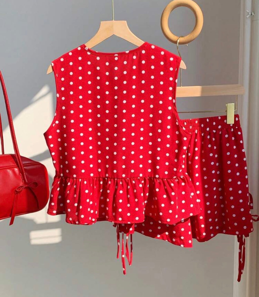 Set de Dos Piezas Coquette de Lunares: Top de Lazos con Volante y Shorts Ajustables