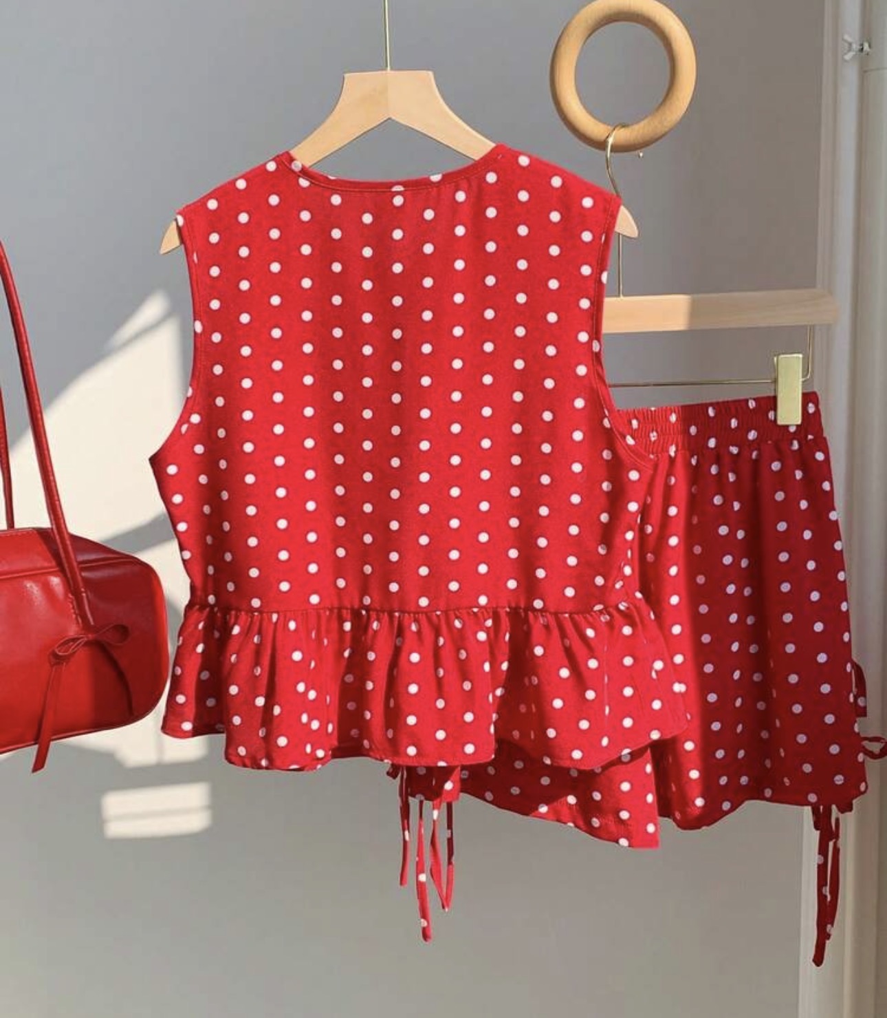 Set de Dos Piezas Coquette de Lunares: Top de Lazos con Volante y Shorts Ajustables
