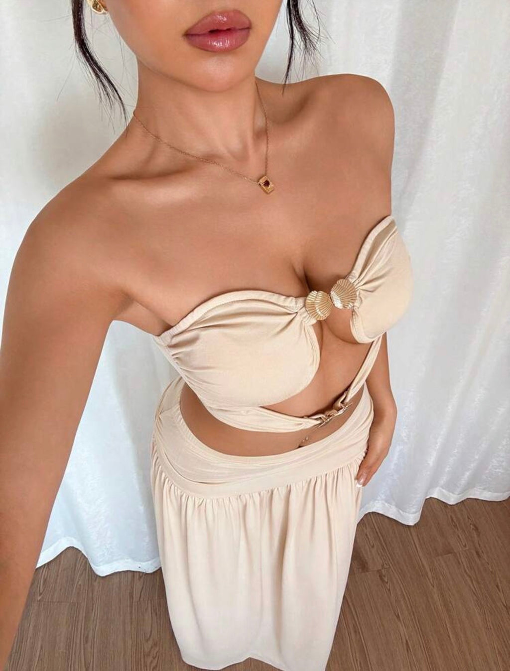 Top Strapless: Silueta de tubo sin tirantes que realza los hombros.