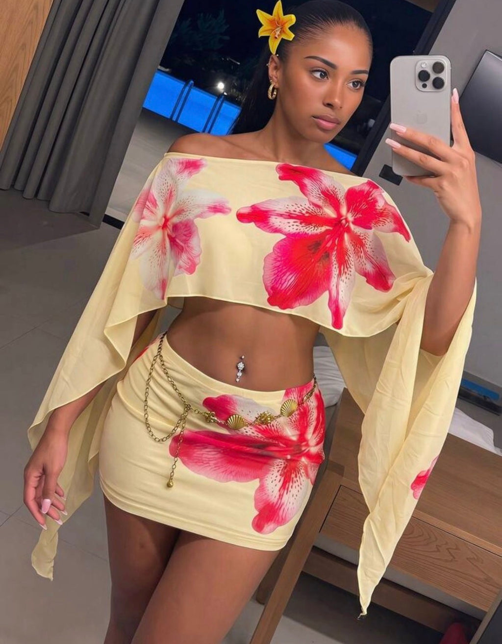 Conjunto Carabela Tropical – Top Crop Asimétrico Tipo Capa y Minifalda Entallada