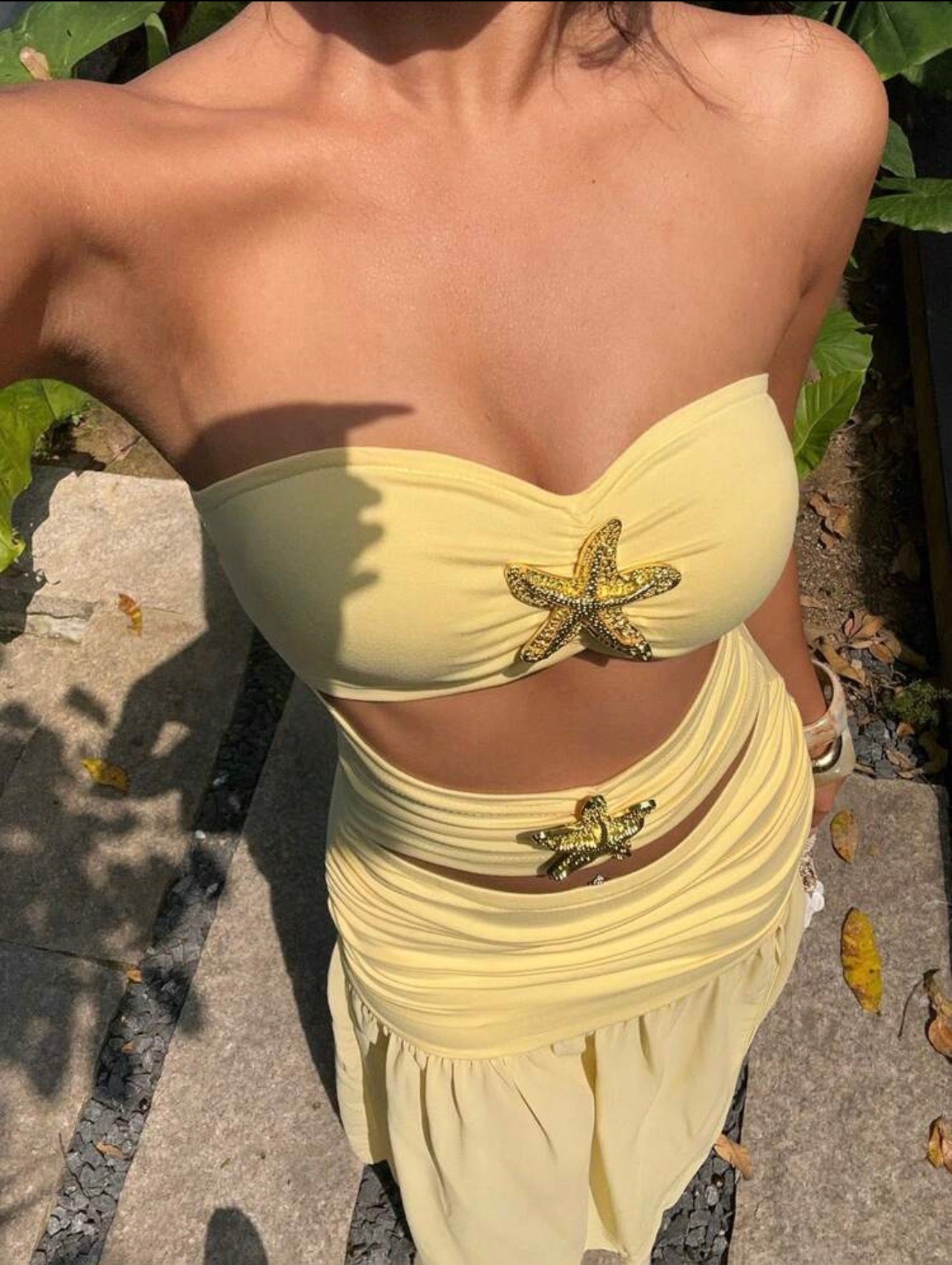 Vestido Maxi Siren Vainilla – Strapless Cut-Out con Apliques de Estrella de Mar
