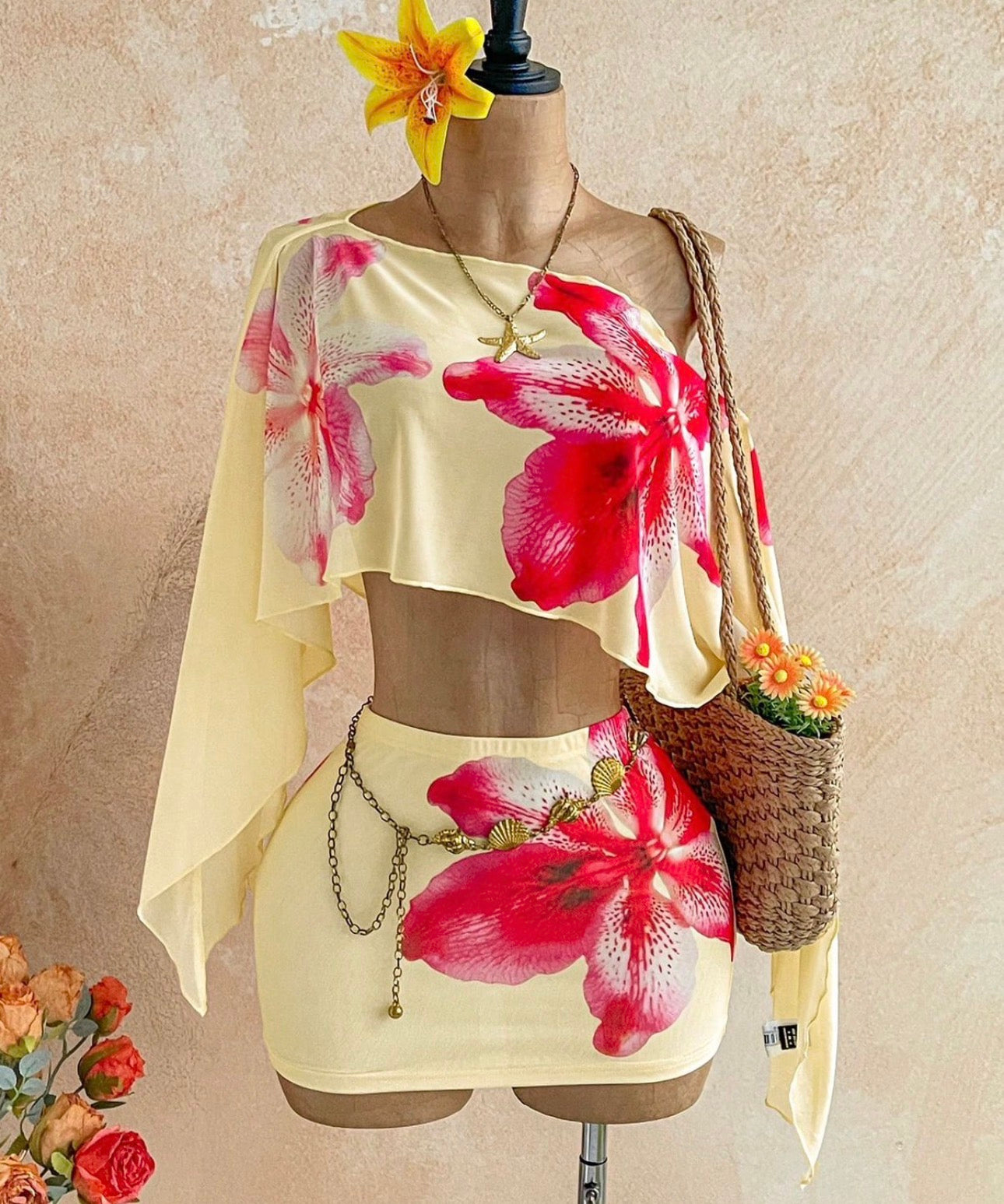 Conjunto Carabela Tropical – Top Crop Asimétrico Tipo Capa y Minifalda Entallada