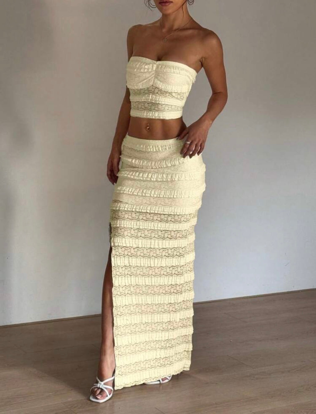 Conjunto de Dos Piezas Strapless de Encaje y Fruncidos con Abertura Sorrento