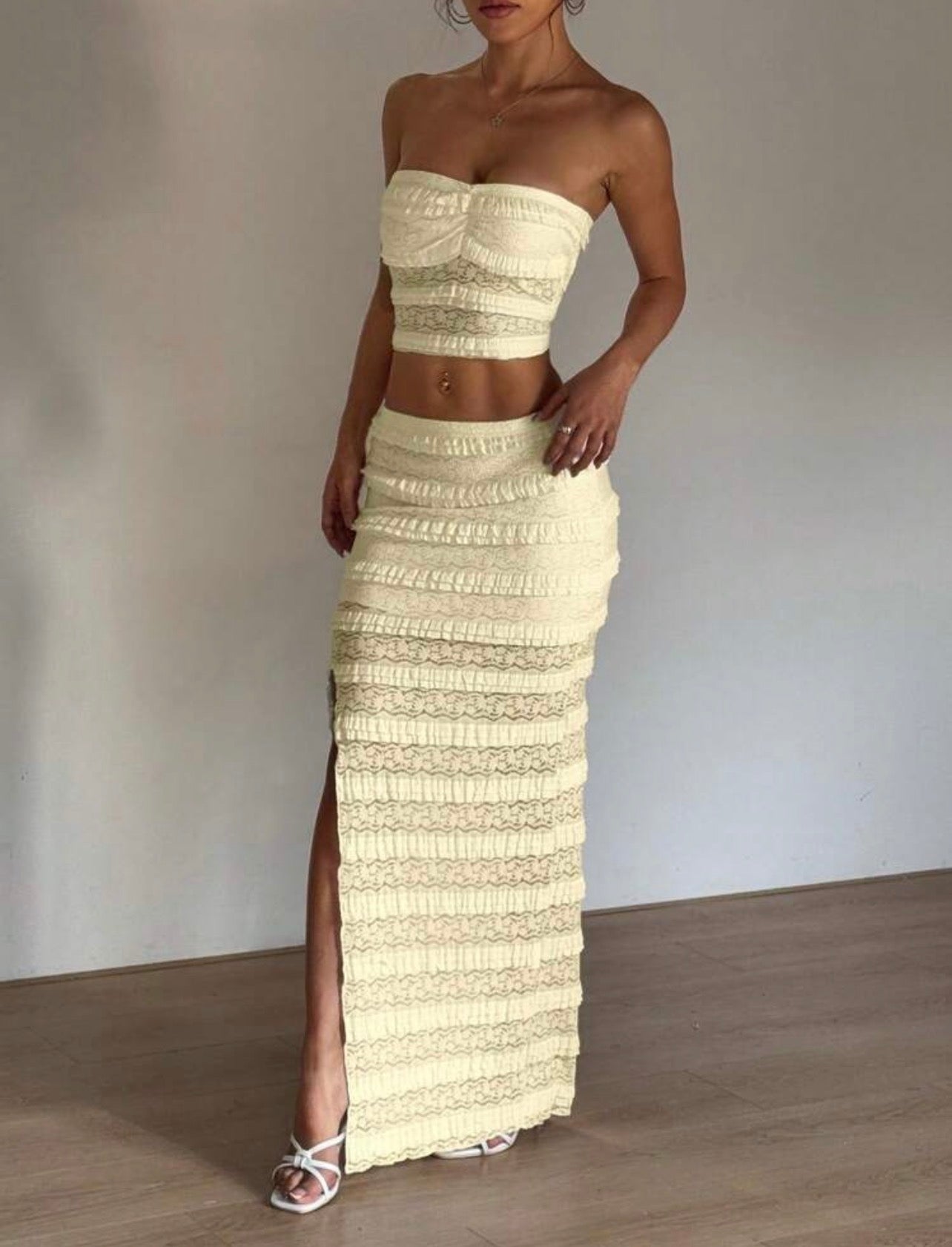 Conjunto de Dos Piezas Strapless de Encaje y Fruncidos con Abertura Sorrento