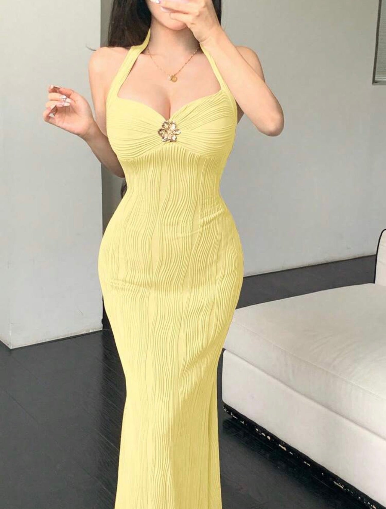 Vestido Maxi Halter Plisado con Detalle de Joya