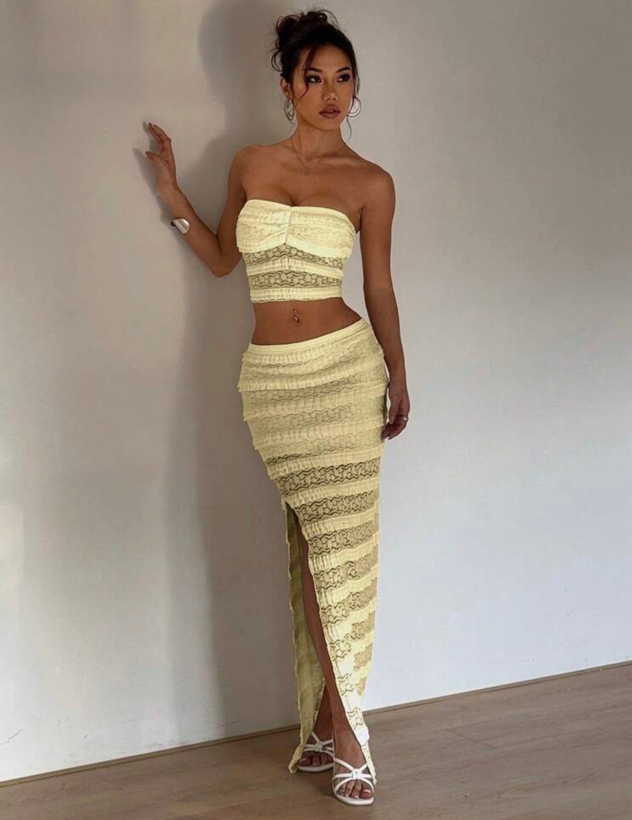 Conjunto de Dos Piezas Strapless de Encaje y Fruncidos con Abertura Sorrento