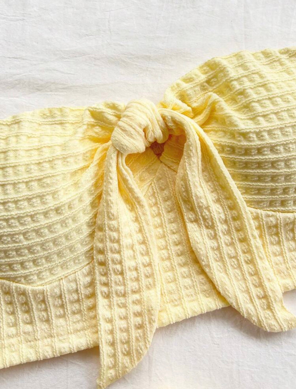 Set de Verano de Dos Piezas – Top Bandeau con Lazo y Shorts de Textura Waffle