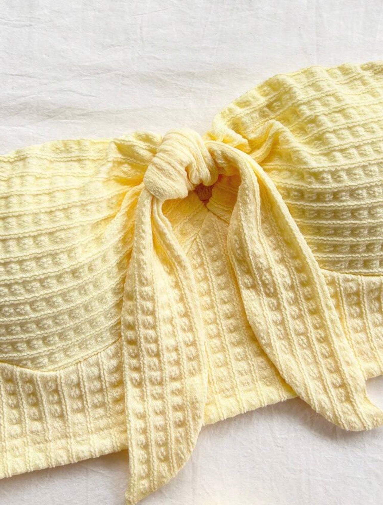 Set de Verano de Dos Piezas – Top Bandeau con Lazo y Shorts de Textura Waffle