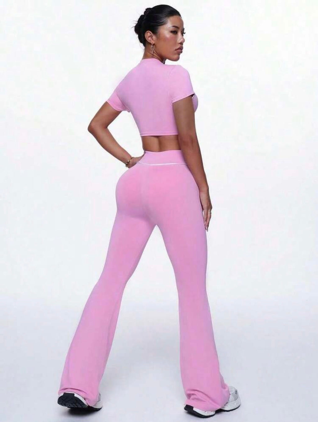 Conjunto Deportivo de 2 Piezas: Top Crop y Leggings Acampanados