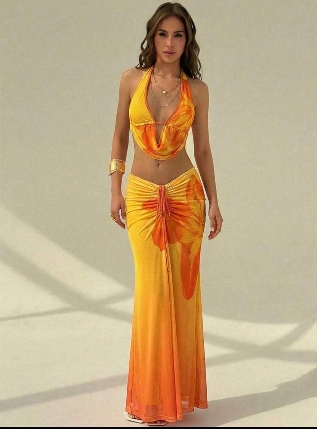 Conjunto Tropical de Dos Piezas: Top Halter Desbocado y Falda Maxi Fruncida