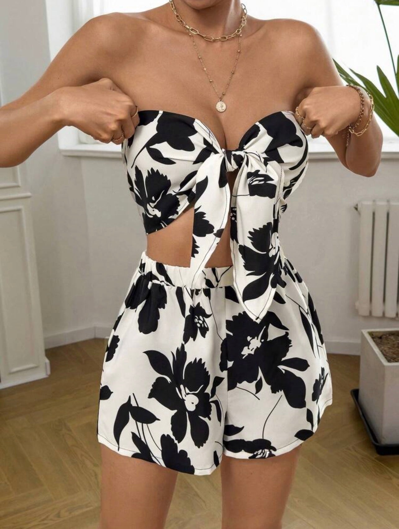 Conjunto de Dos Piezas "Acapulco" – Top Bandeau con Nudo y Short Floral