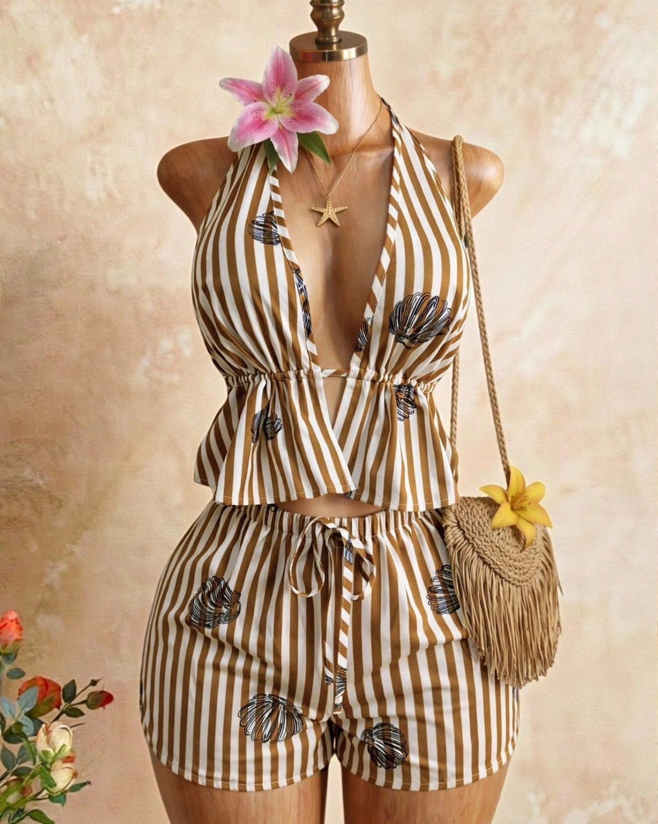 Conjunto Bahía Náutica – Top Halter Escotado y Shorts a Rayas con Conchas