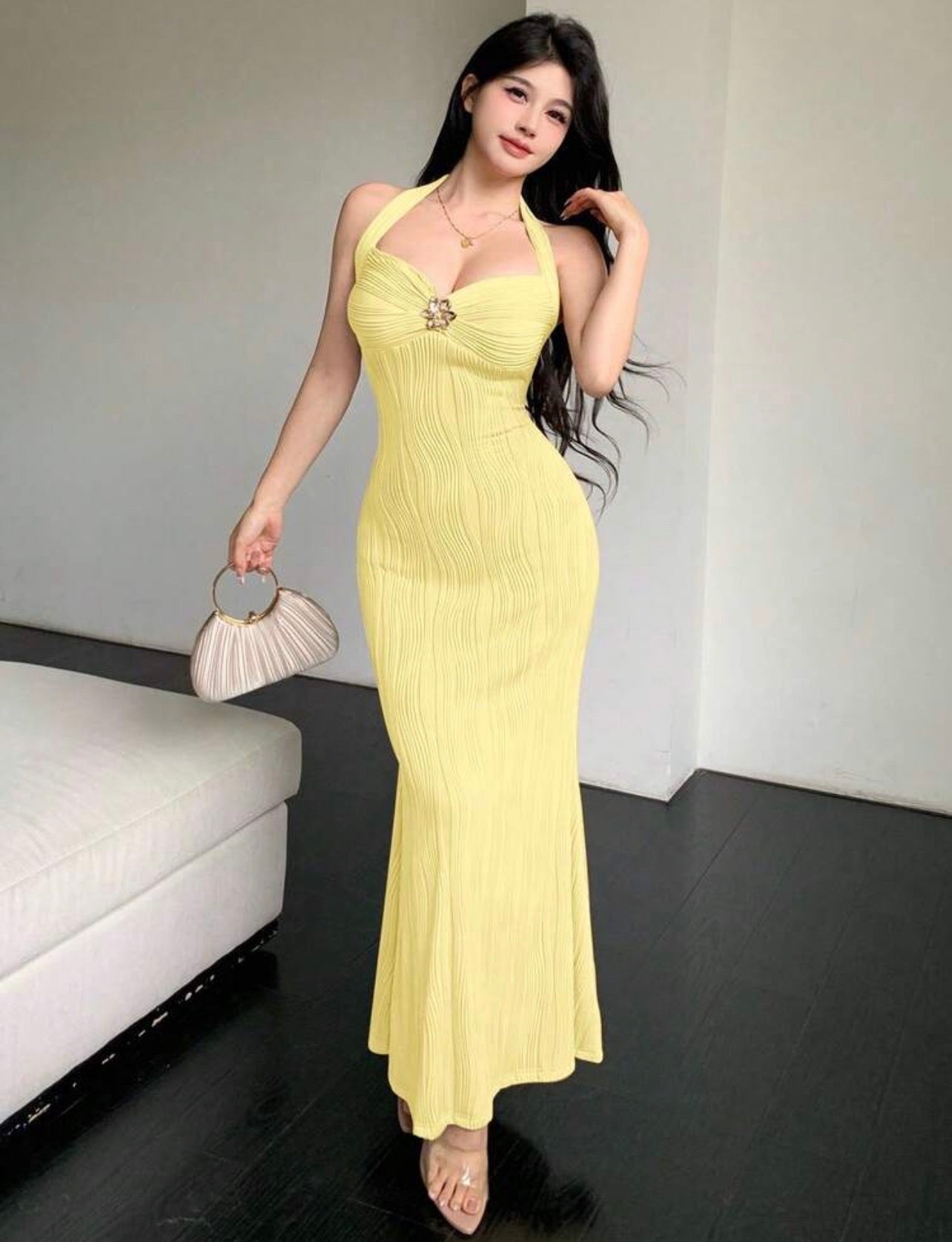 Vestido Maxi Halter Plisado con Detalle de Joya