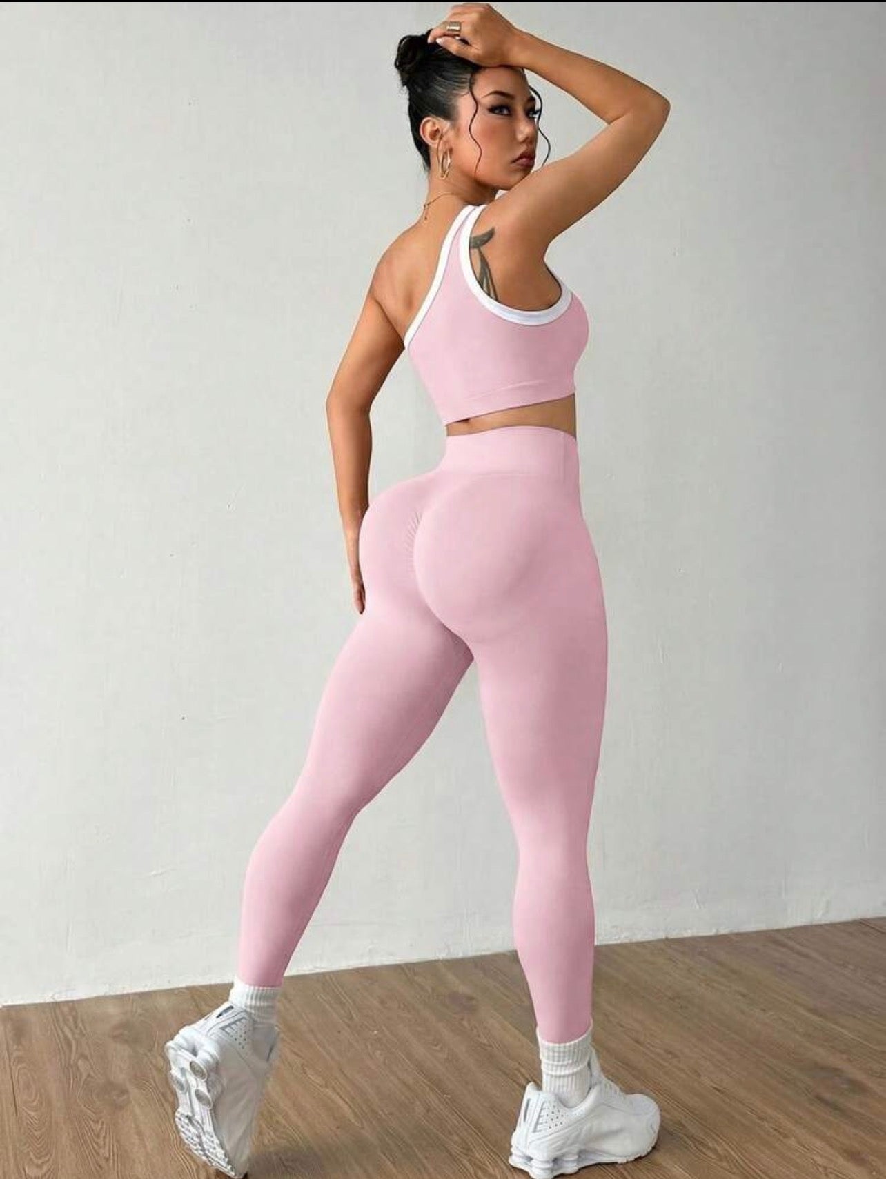 Conjunto Deportivo Asimétrico Pink Comfort – Top de Un Hombro y Leggings de Tiro Alto