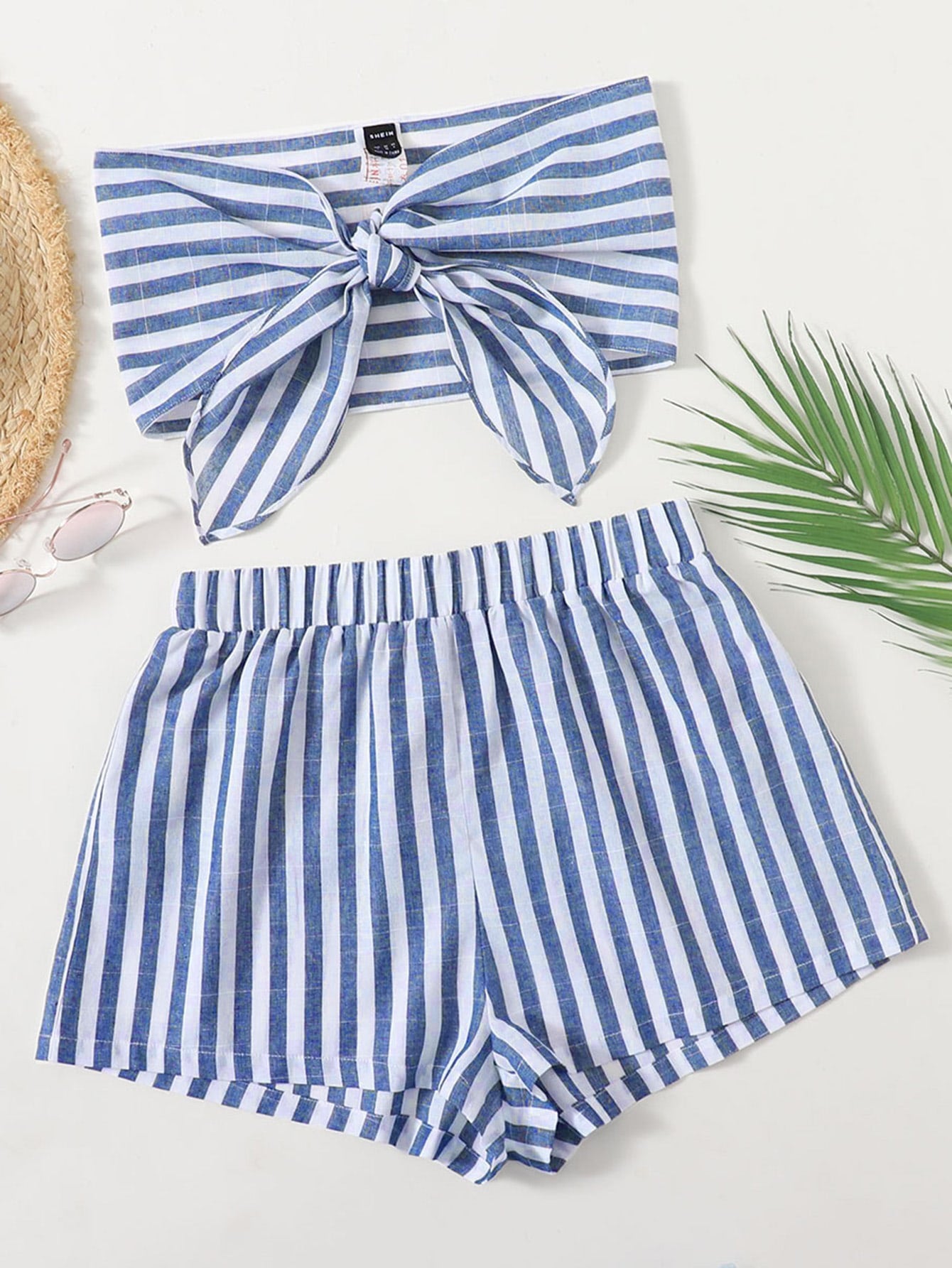 Conjunto Playero de Dos Piezas – Top Strapless con Nudo y Shorts a Rayas