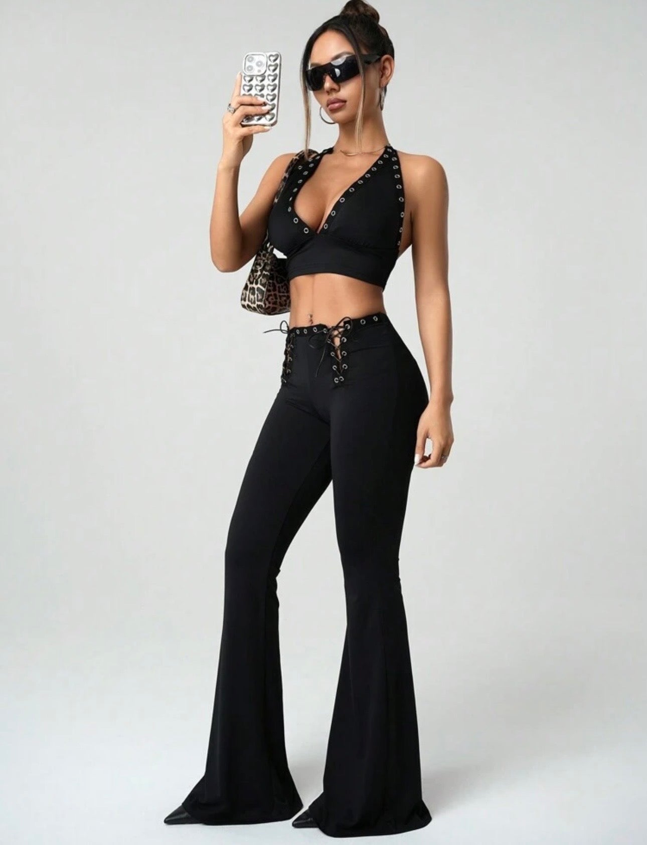 Conjunto Rebel Eyelet – Top Halter Escotado y Pantalón Campana con Cordón