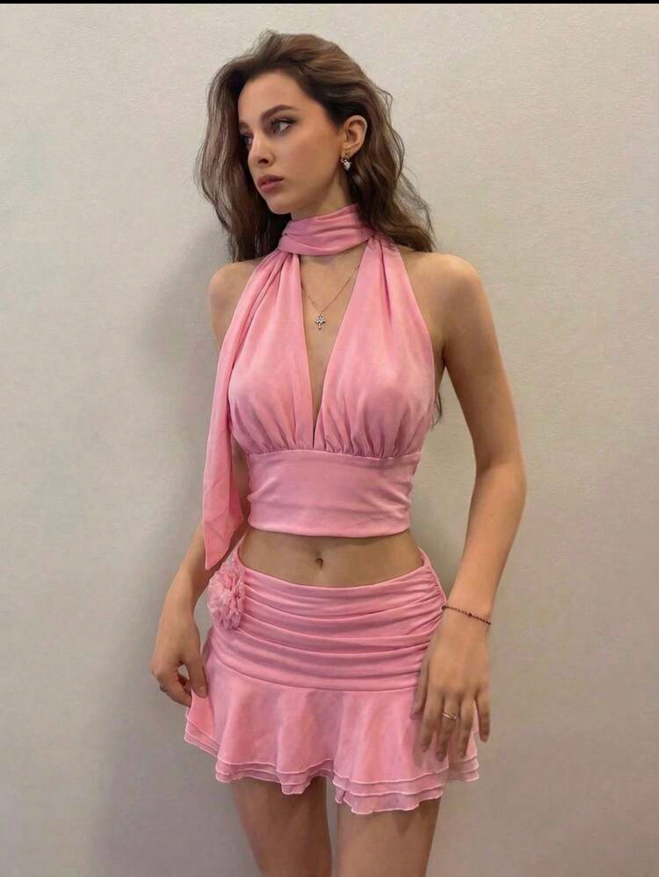 Conjunto Rose Garden – Top Halter Drapeado y Mini Falda con Aplique