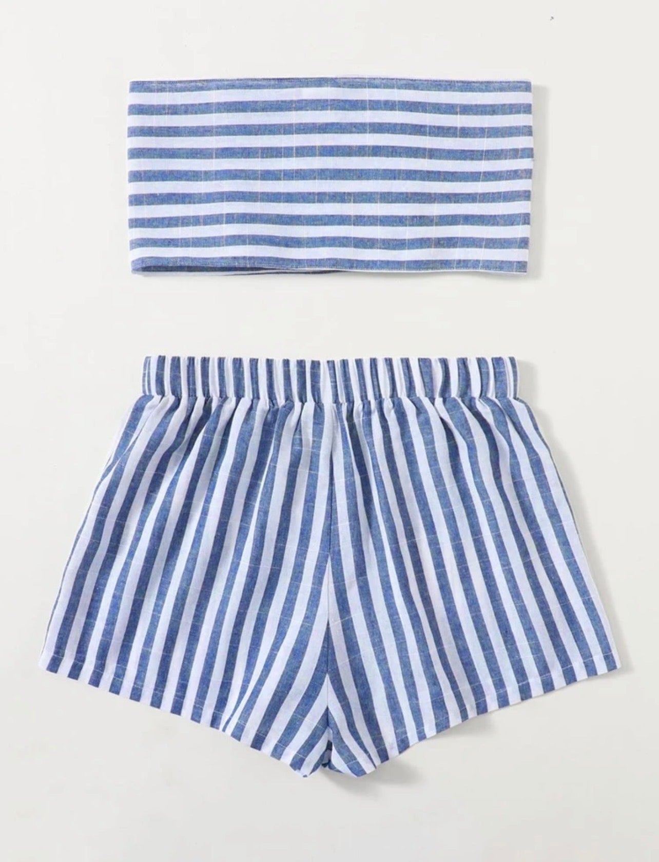 Conjunto Playero de Dos Piezas – Top Strapless con Nudo y Shorts a Rayas