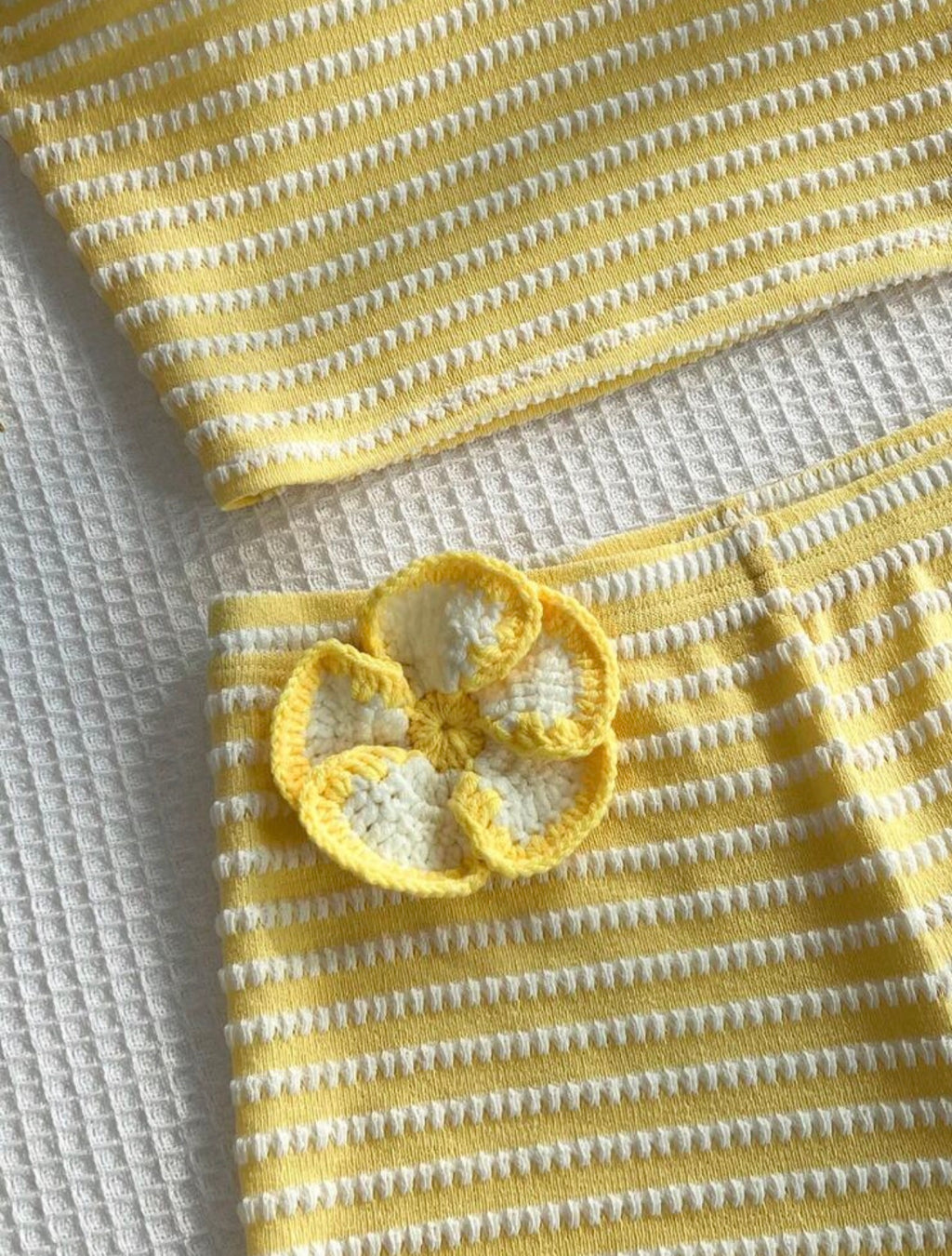 Set Resort Sunny – Top Halter y Short Tejido con Aplique Flor