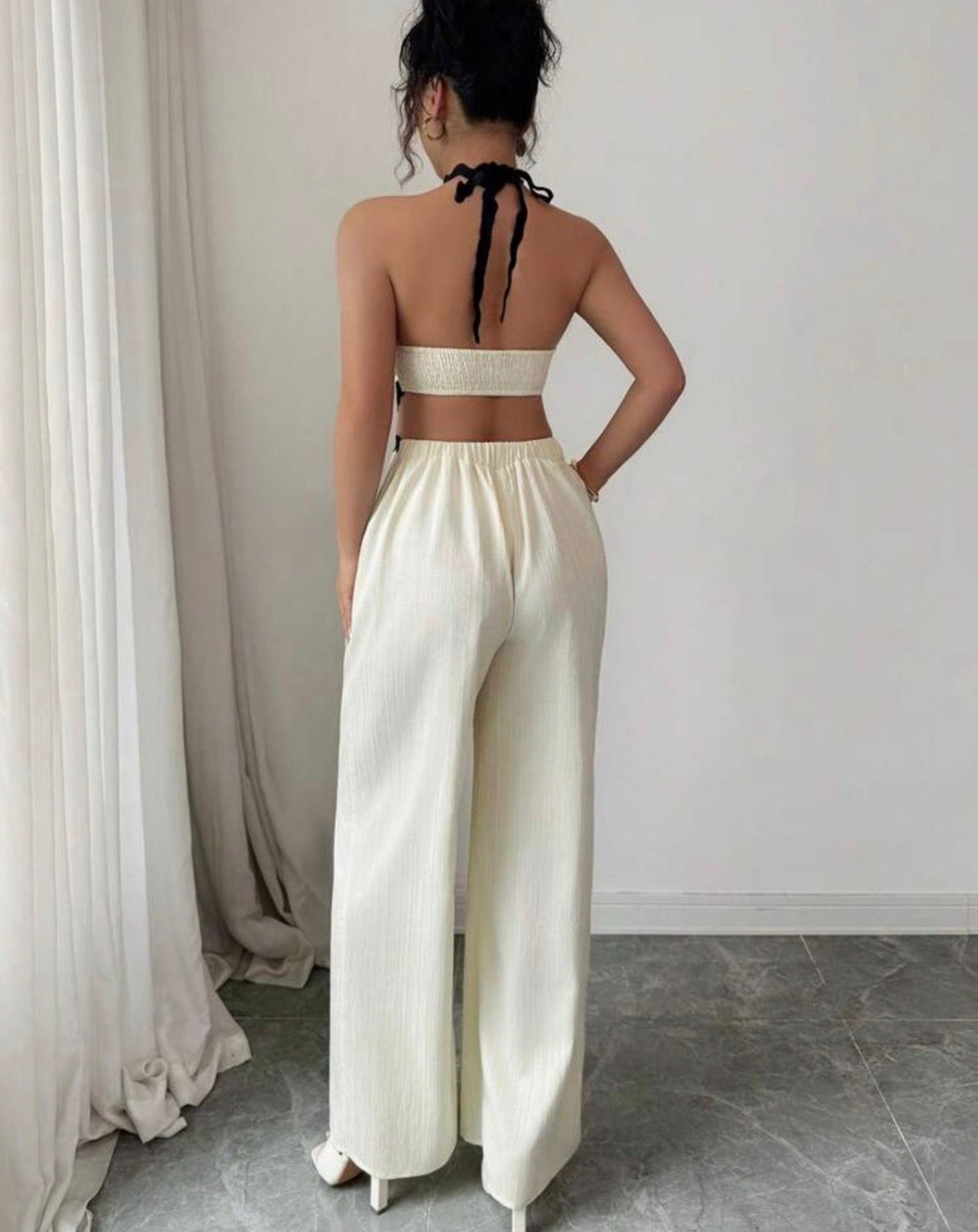 Enterizo Riviera Glam – Jumpsuit Halter con Aberturas y Ribete Ondulado
