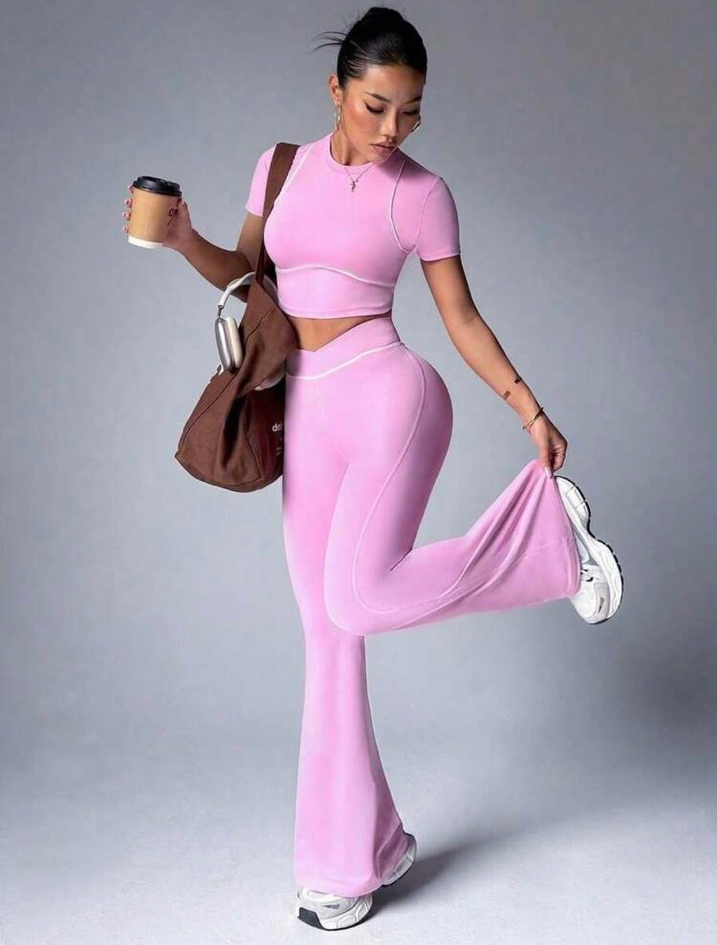 Conjunto Deportivo de 2 Piezas: Top Crop y Leggings Acampanados