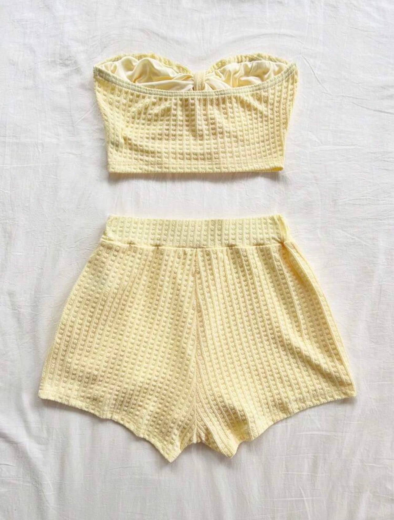 Set de Verano de Dos Piezas – Top Bandeau con Lazo y Shorts de Textura Waffle
