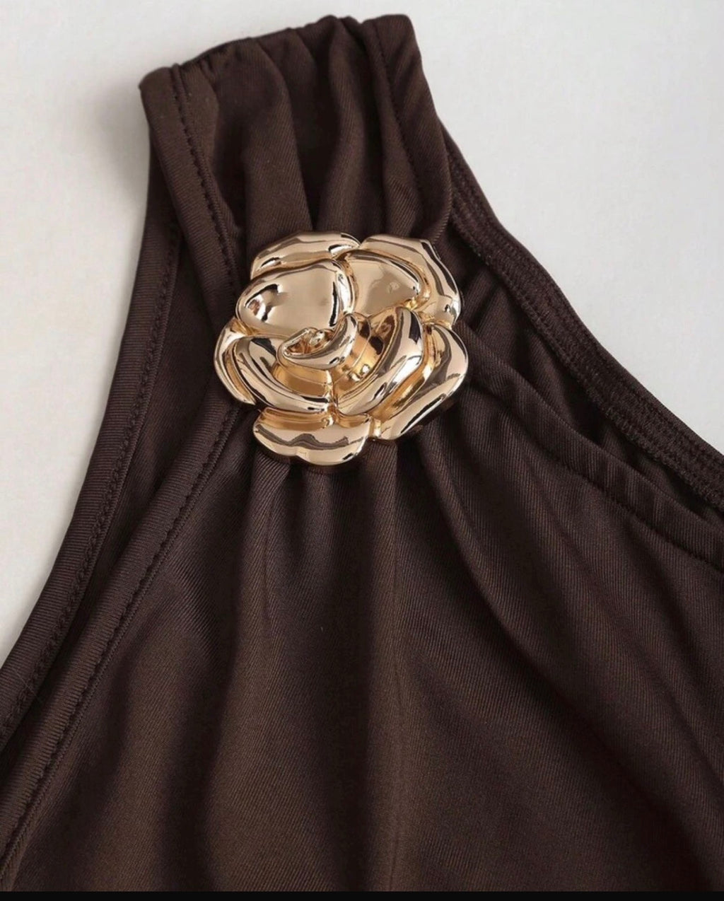 Vestido Maxi Asimétrico Marrón Chocolate con Broche Dorado – Elegancia y Fruncidos Premium