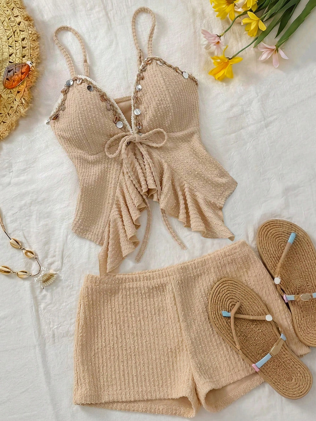 Set de Playa Beach-Chic: Top Rústico con Conchas y Shorts de Punto