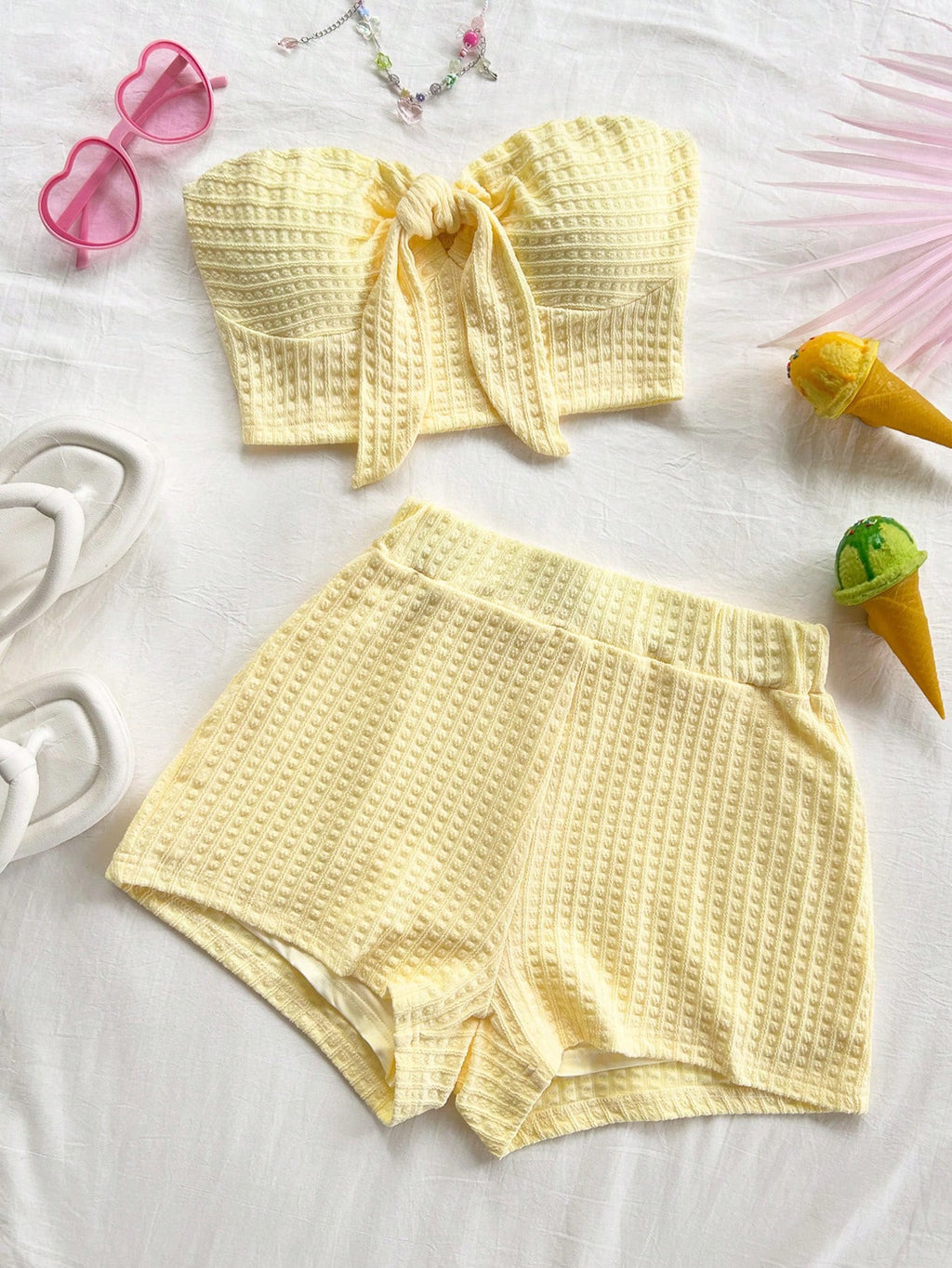 Set de Verano de Dos Piezas – Top Bandeau con Lazo y Shorts de Textura Waffle