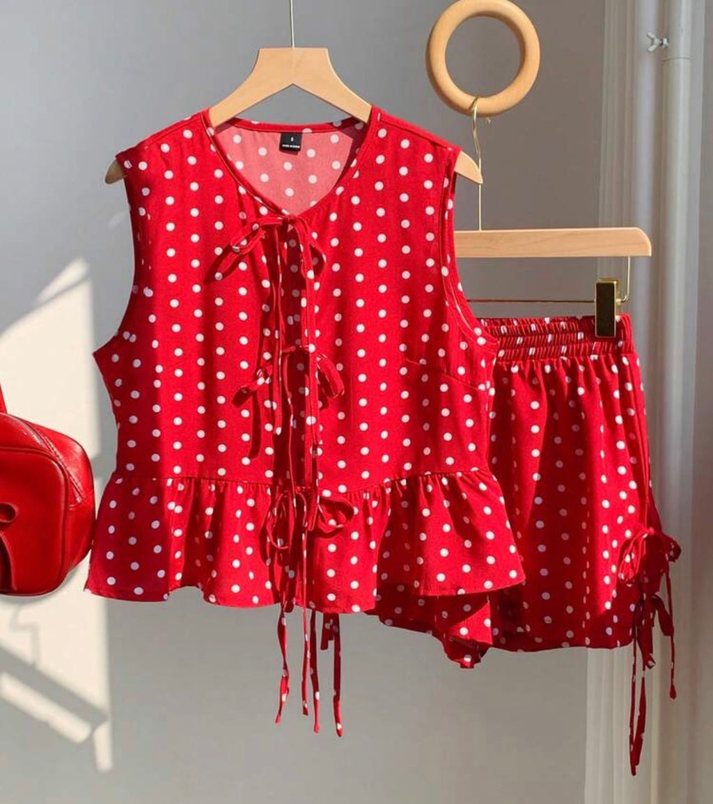 Set de Dos Piezas Coquette de Lunares: Top de Lazos con Volante y Shorts Ajustables
