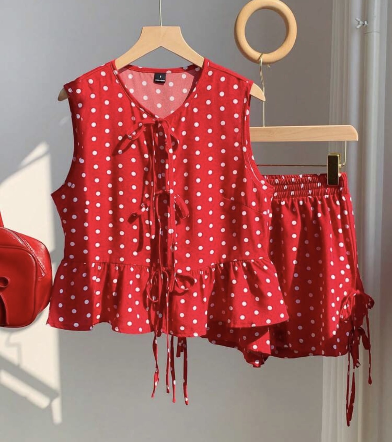 Set de Dos Piezas Coquette de Lunares: Top de Lazos con Volante y Shorts Ajustables