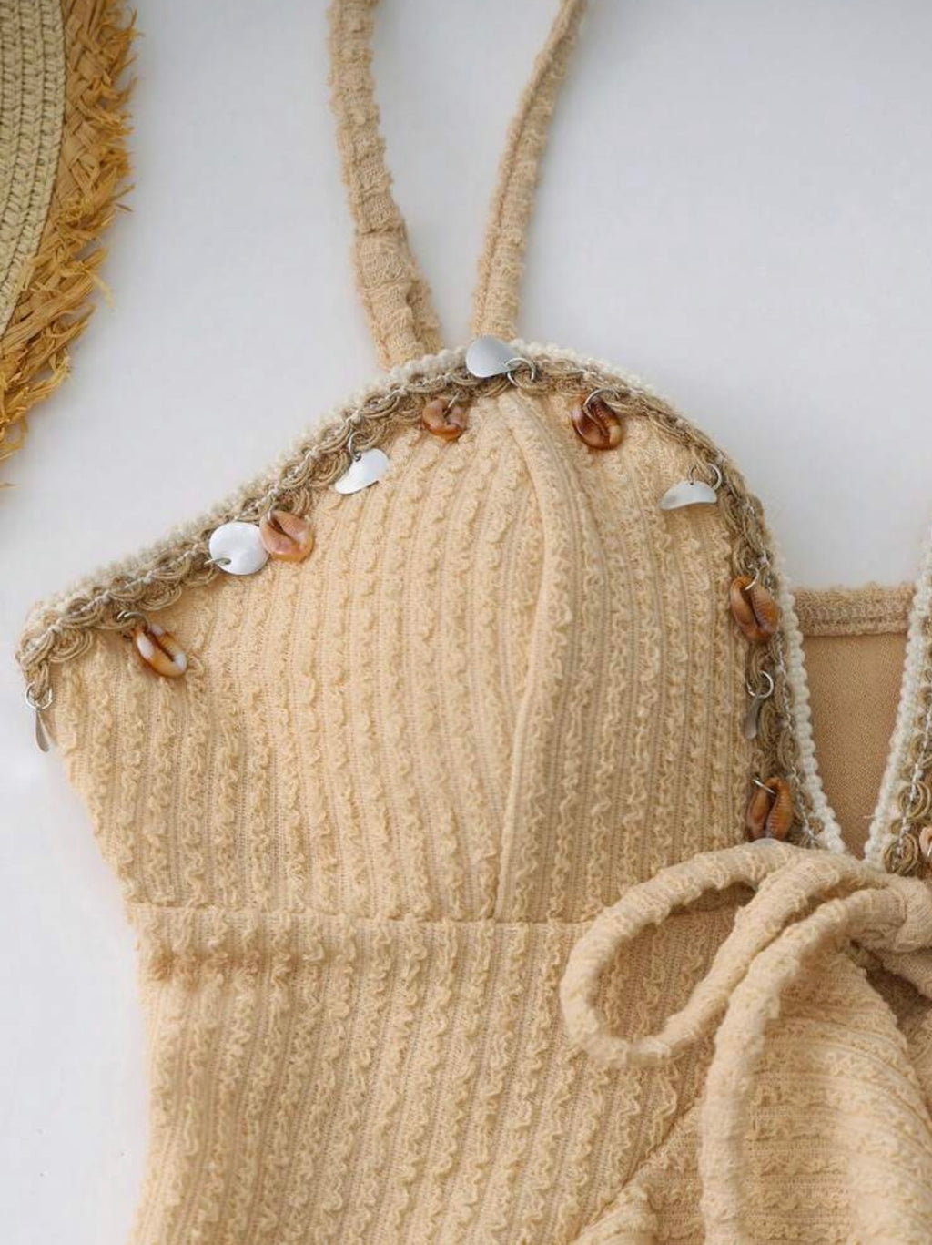 Set de Playa Beach-Chic: Top Rústico con Conchas y Shorts de Punto