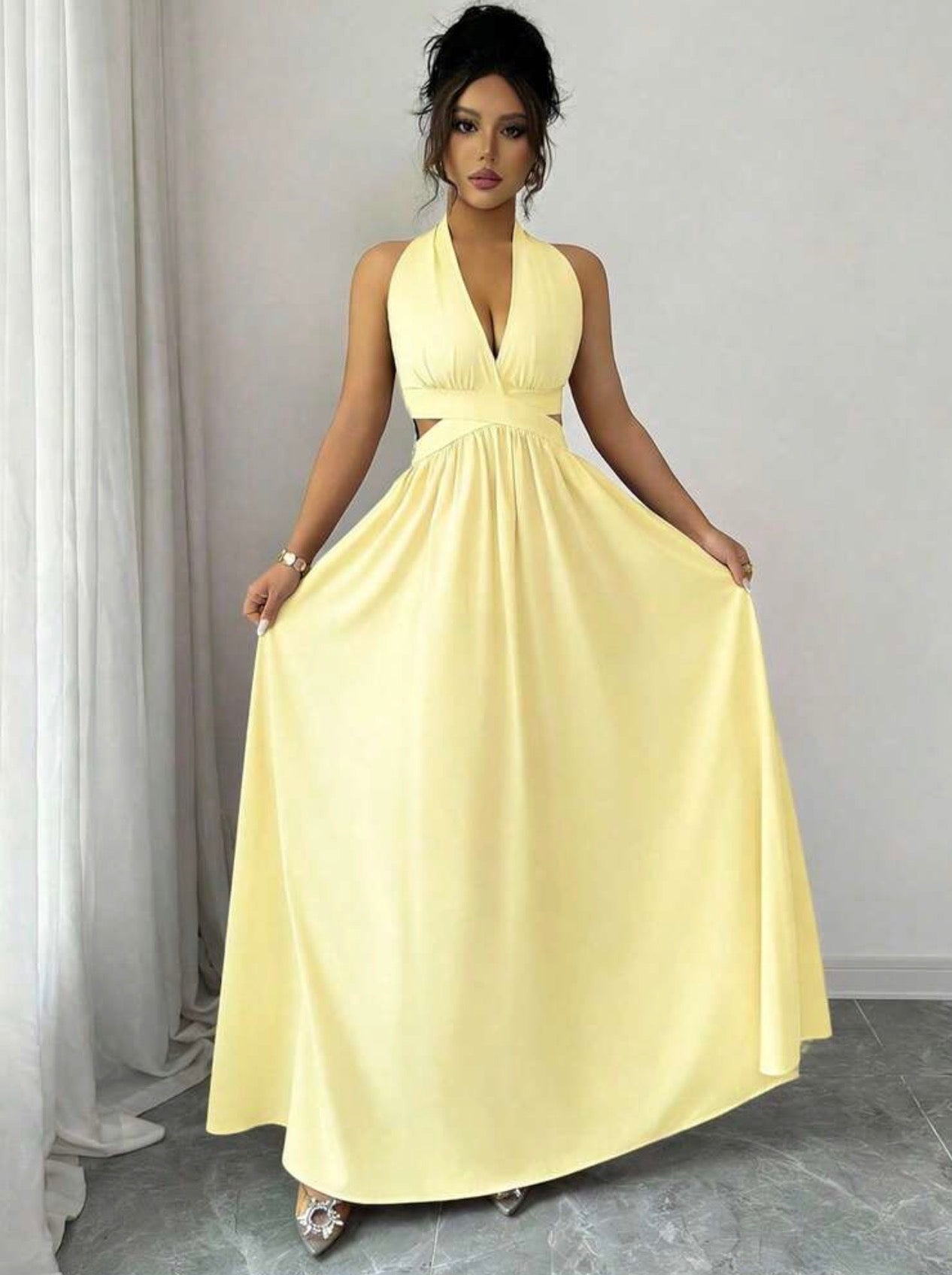 Vestido Largo de Fiesta con Escote Halter y Recortes – Amarillo Pastel