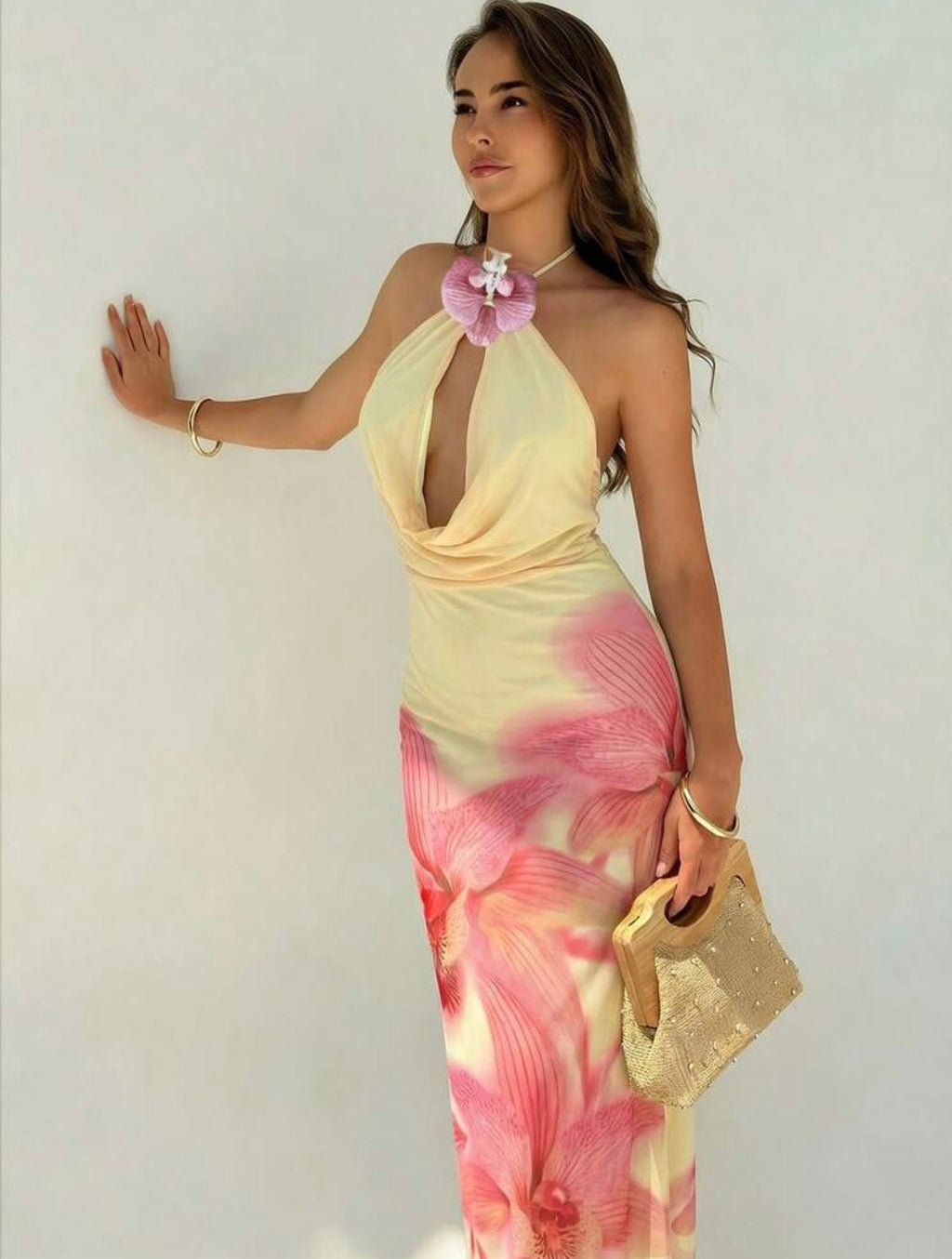 Vestido Maxi Orquídea – Escote Halter Drapeado con Flor 3D