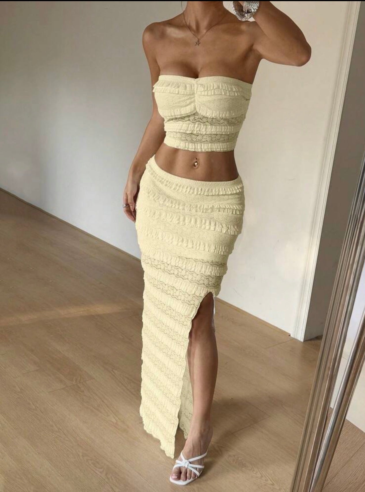 Conjunto de Dos Piezas Strapless de Encaje y Fruncidos con Abertura Sorrento