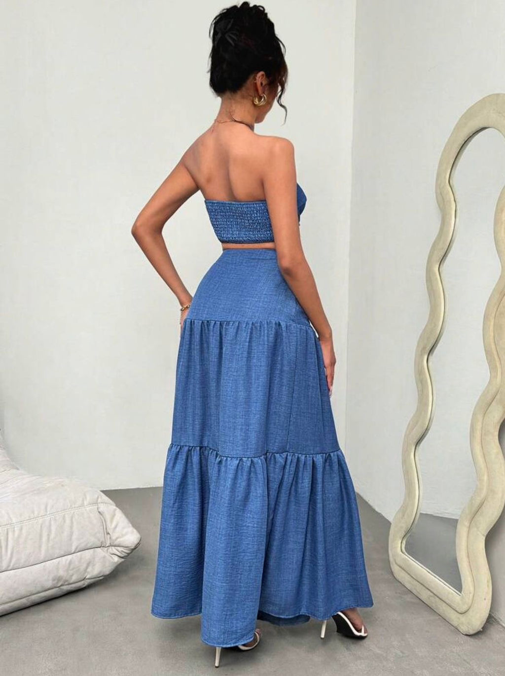Conjunto Azure Breeze – Top Bandeau con Nudo y Falda Maxi Escalonada