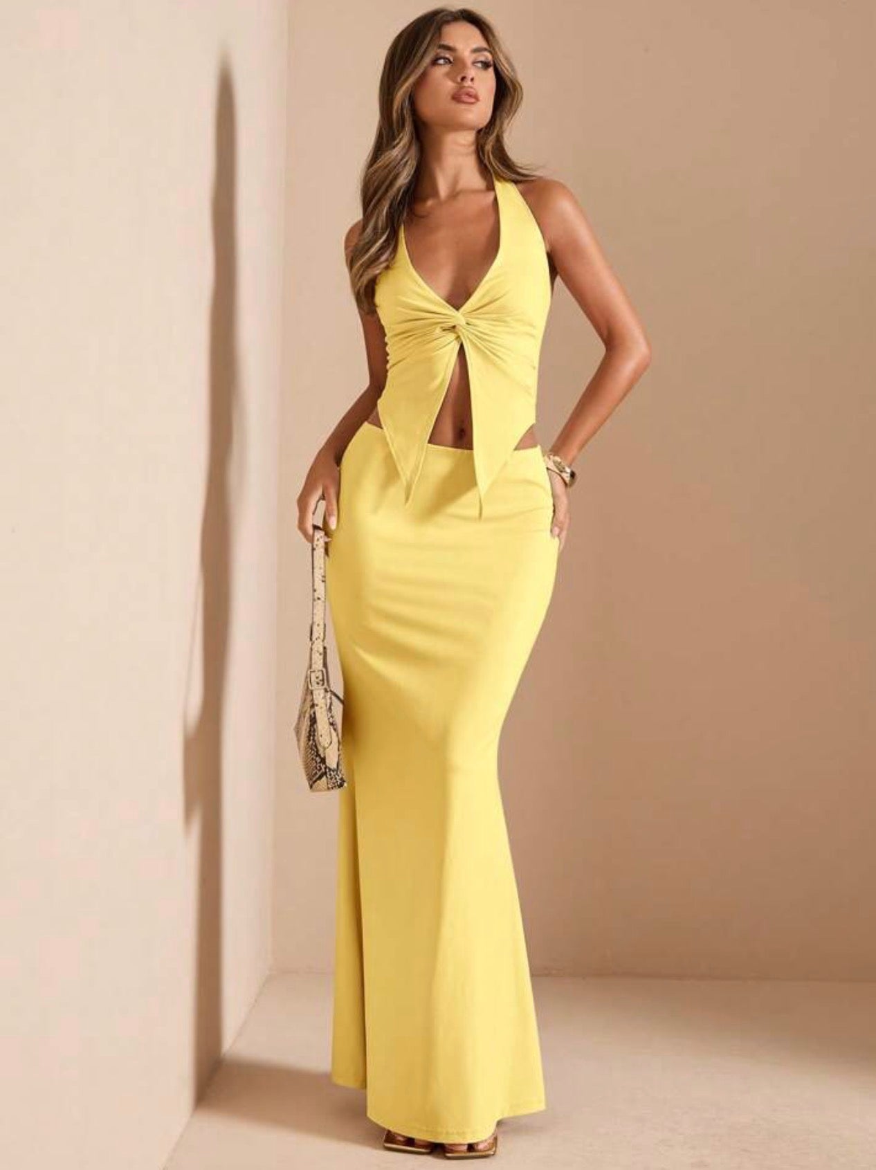 Conjunto Dos Piezas de Top Halter con Nudo y Falda Maxisirena "Sol de Verano" – Amarillo Pastel