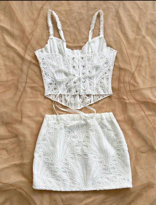 Conjunto de Dos Piezas de Encaje: Top Corsé y Minifalda Bella