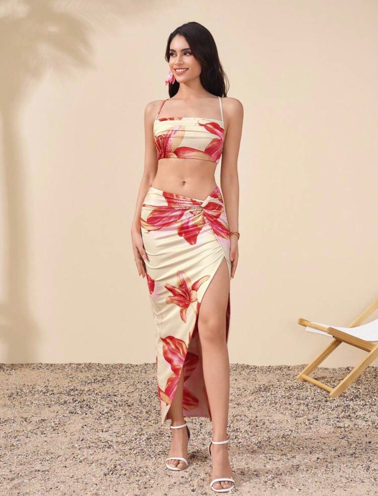 Conjunto Tropical de Dos Piezas: Top Crop y Falda Midi con Abertura
