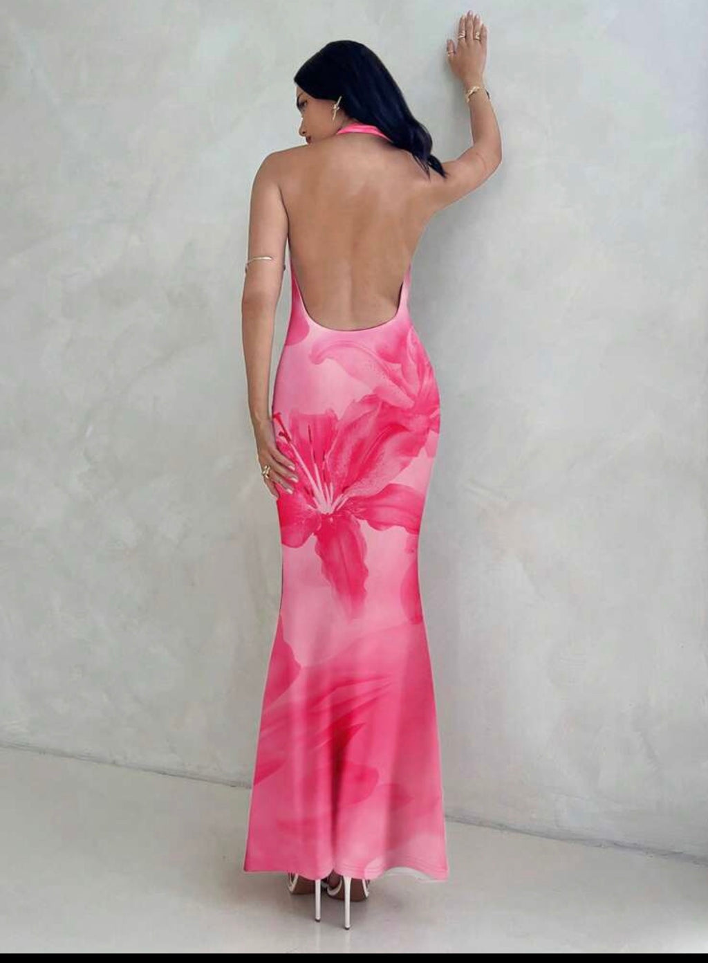 Vestido Maxi "Pink Hibiscus" – Elegancia Tropical con Escote Infinito