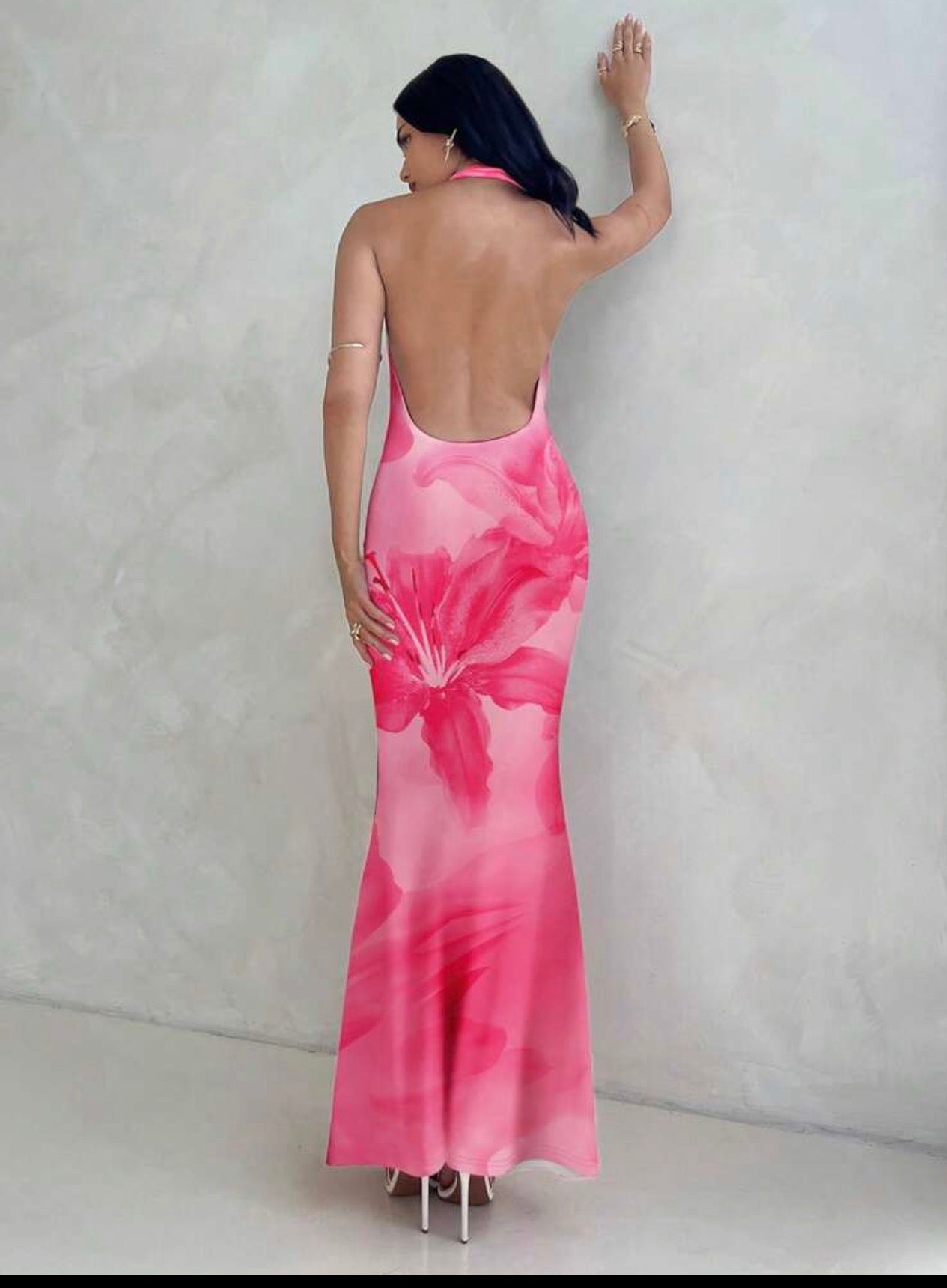 Vestido Maxi "Pink Hibiscus" – Elegancia Tropical con Escote Infinito